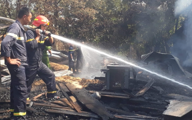 Ngọn lửa bùng phát thiêu rụi xưởng gỗ ở Lâm Đồng
