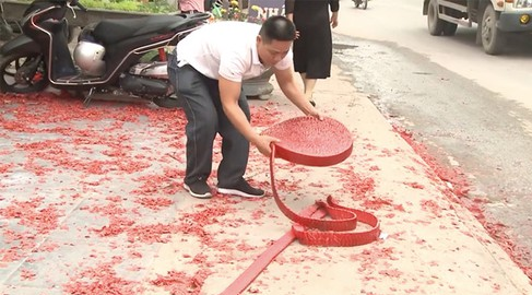 Điều tra, xử lý nghiêm vụ đốt băng pháo dài hàng chục mét tại một lễ cưới tại Sóc Sơn
