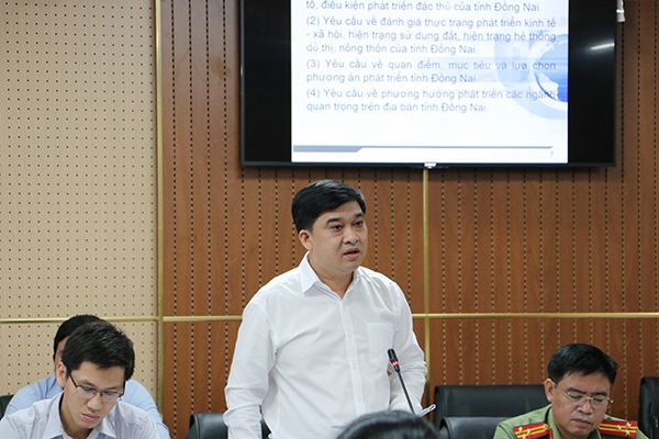 Ông Hồ Văn Hà (Giám đốc Sở Kế hoạch – đầu tư) báo cáo các nội dung nhiệm vụ quy hoạch