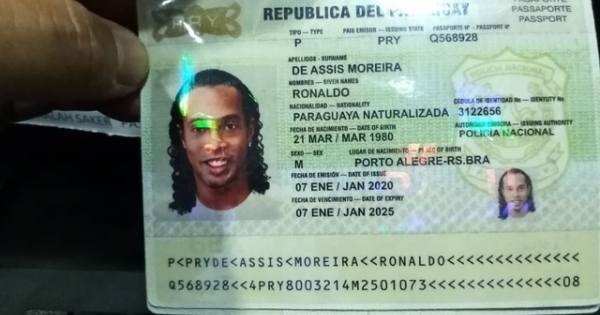 Ronaldinho bị bắt vì sử dụng hộ chiếu giả