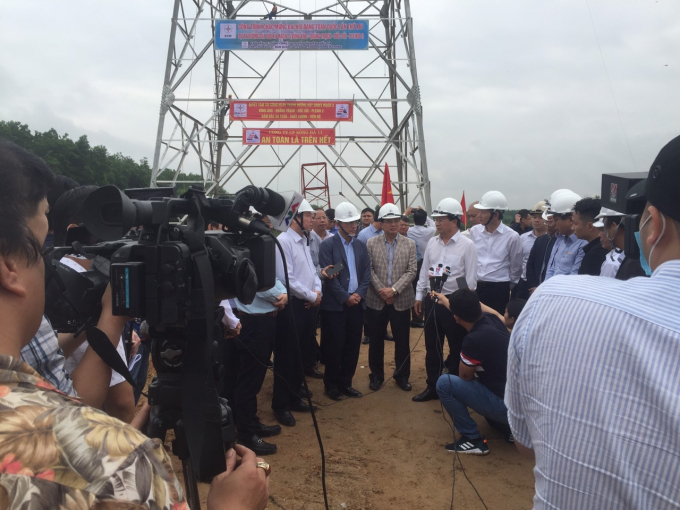 Phó Thủ tướng Chính phủ Trịnh Đình Dũng và đoàn công tác đã kiểm tra tiến độ công trường tại vị trí 791 đoạn Quảng Trạch – Dốc Sỏi (thuộc thôn An Châu, xã Hoà Vang, TP Đà Nẵng).