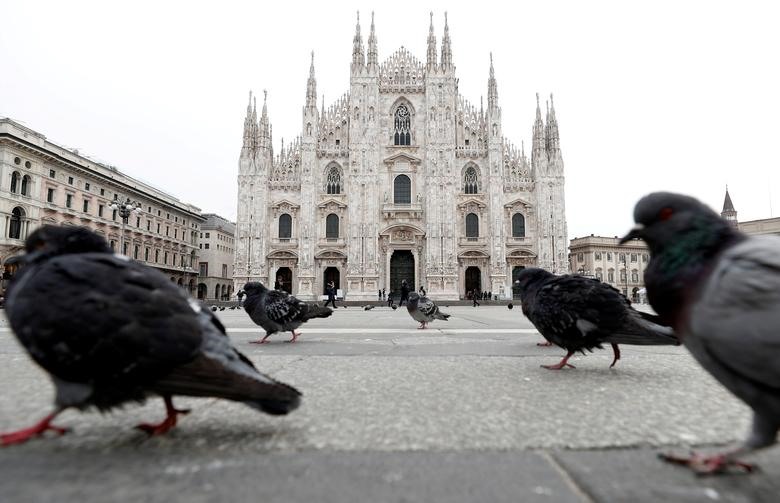 Chim bồ câu lang thang quanh quảng trường quảng trường Duomo ở Milan, ngày 5 tháng 3.
