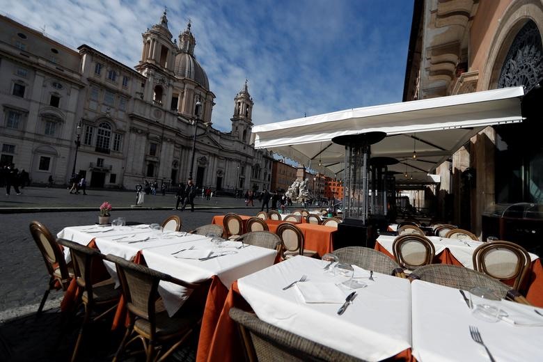 Một nhà hàng trống được chụp hình tại quảng trường Piazza Navona ở Rome, ngày 5 tháng 3.