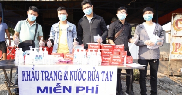TP HCM: Sinh viên tình nguyện tặng khẩu trang miễn phí cho người dân