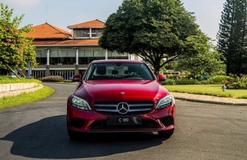 Mercedes – Benz tung xe sang C 180 giá rẻ.