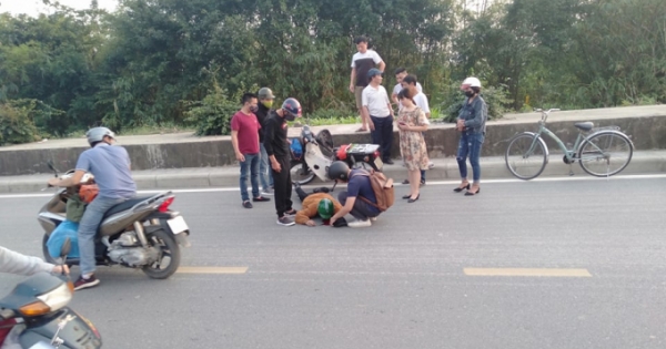 Hà Nội: Người đàn ông đang lái xe máy bỗng ngã đập đầu xuống đường nguy kịch