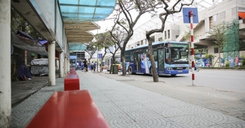 Giờ cao điểm, xe buýt ở Hà Nội vẫn ế khách vì dịch Covid-19