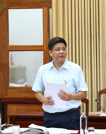 Ông Nguyễn Quốc Việt - Giám đốc Sở Y tế báo cáo tình hình dịch bệnh trên địa bàn