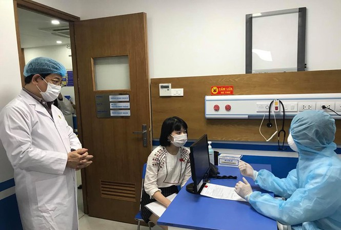PGS.TS Lương Ngọc Khuê kiểm tra diễn tập thăm khám cho bệnh nhân nghi ngờ tại BV Medlatec