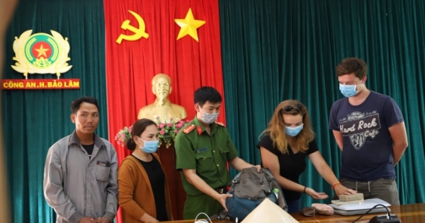 Lâm Đồng: Trao trả tài sản cho 2 du khách nước ngoài