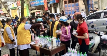 Tiếp tục mở rộng cấp phát miễn phí khẩu trang, vật phẩm y tế trên địa bàn Hà Nội