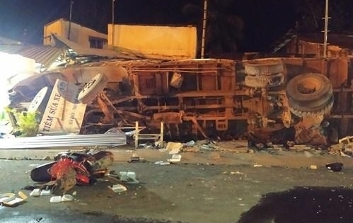 Bình Phước: Xe tải lao vào quán nhậu khiến 2 người thương vong