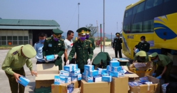 Bắt giữ xe khách vận chuyển 30.000 khẩu trang y tế từ Việt Nam sang Lào