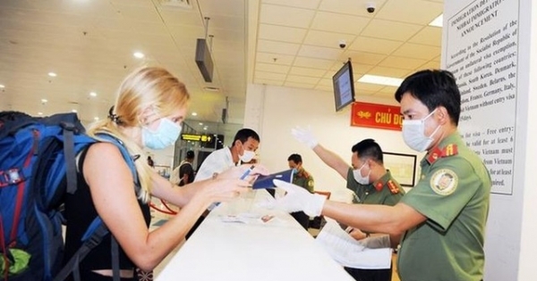 Việt Nam tạm dừng nhập cảnh với du khách đến từ Anh và khu vực Schengen