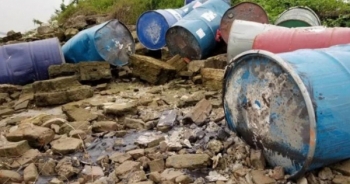 Điều tra vụ đổ trộm nhiều thùng phuy nghi chứa hóa chất xuống sông Hồng