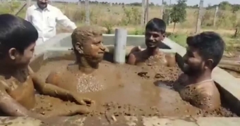 [Clip]: Nhiều người dân Ấn Độ tắm phân bò vì nghĩ có thể kháng được Covid-19