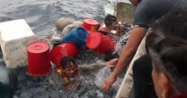 Nghệ An: Tàu cá bị đánh chìm, 6 thuyền viên ôm can nhựa lênh đênh trên biển suốt nhiều giờ