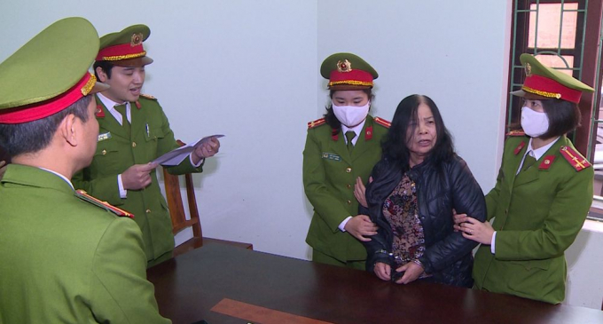 Công an Thanh Hóa đọc lệnh bắt tạm giam đối với bà Lê Thị Ngọc