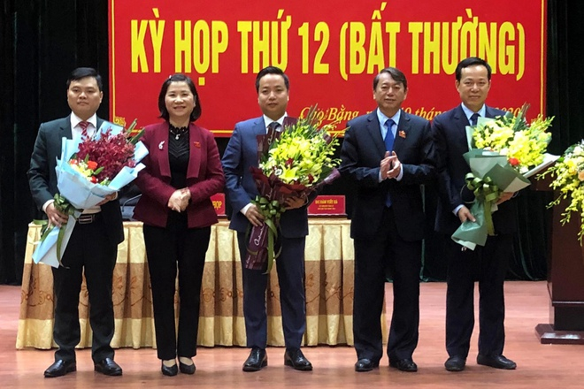 Lãnh đạo tỉnh Cao Bằng tặng hoa chúc mừng ông Lê Hải Hòa (đứng giữa) (Ảnh: X.T/ Zing.vn)
