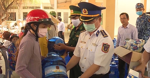 Bộ Tư lệnh Vùng Cảnh sát biển 3 tặng nước uống tinh khiết cho người dân Bến Tre