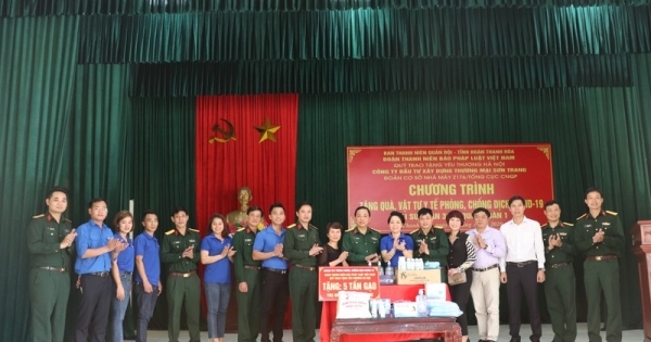 Chi Đoàn Báo Pháp luật Việt Nam tặng quà, vật tư y tế phòng, chống dịch Covid-19