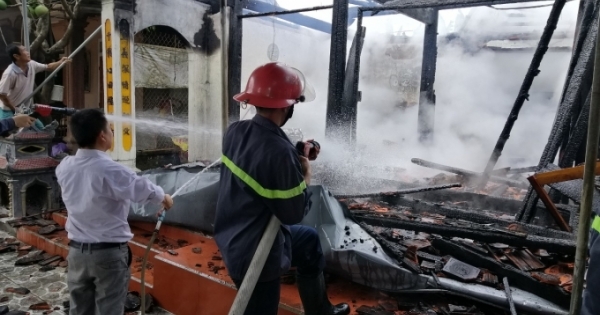 Nghệ An: Nhà thờ họ 12 đời bị ngọn lửa thiêu rụi
