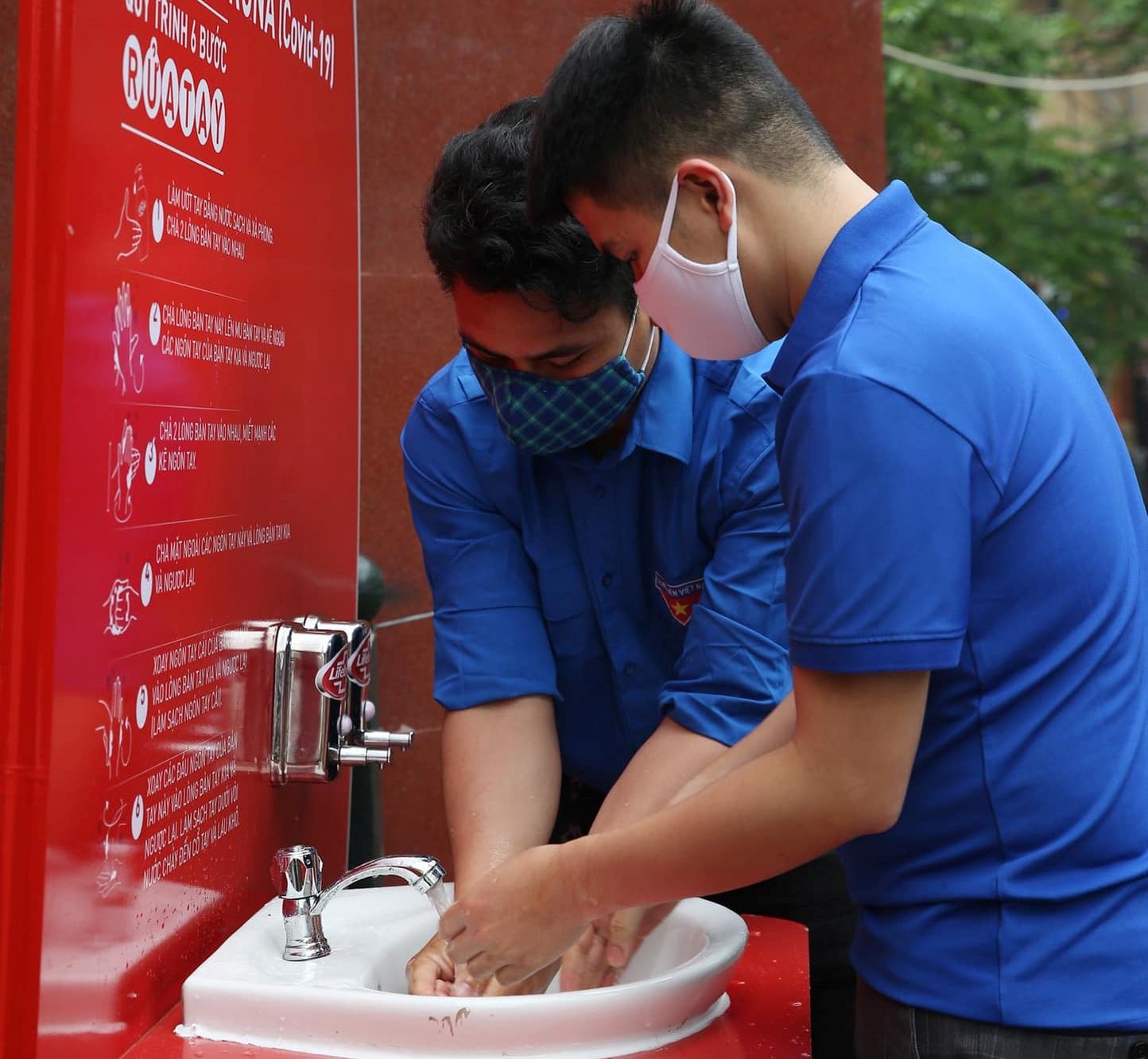 Thanh niên Hà Nội tích cực hỗ trợ khu cách ly, lắp 100 bồn rửa tay miễn phí - 9