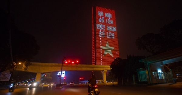 Hà Nội: Nhà cao tầng thắp sáng thông điệp cổ vũ chống dịch Covid-19