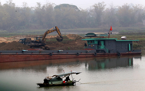 Bắc Ninh 'kêu cứu' vì sông Cầu không cạn vẫn bị nạo vét cát