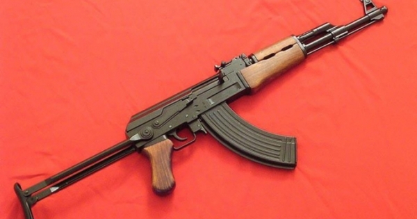 Nghệ An: Vác súng AK đi “xử” đối thủ, súng cướp cò khiến một người trọng thương