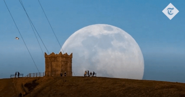 Kỳ ảo khoảnh khắc mặt trăng trở nên khổng lồ khi gần trái đất nhất