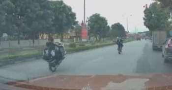 Nghệ An: Xác định “quái xế” bốc đầu xe máy trên quốc lộ rồi khoe “chiến tích”