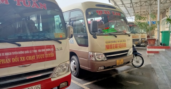 Bị xe dù “cướp” khách, hàng loạt nhà xe ở Nghệ An treo bãi bến, treo băng phản đối