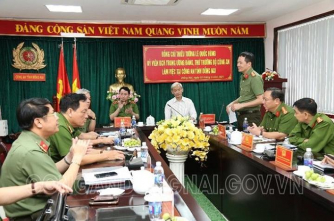 Đại tá Vũ Hồng Văn, Giám đốc Công an tỉnh tiếp thu ý kiến chỉ đạo của lãnh đạo BCA và Tỉnh uỷ.