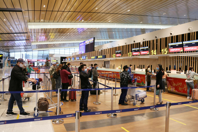 Hành khách tuân thủ giãn cách khi thực hiện check in tại nhà ga sân bay Vân Đồn (3)