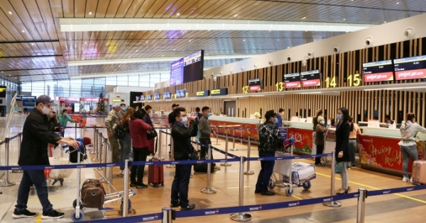 Hành khách tấp nập “đổ bộ” sân bay Vân Đồn ngày đầu mở cửa trở lại