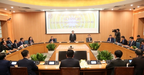 Chủ tịch UBND TP Hà Nội trao quyết định tiếp nhận, điều động, bổ nhiệm cán bộ
