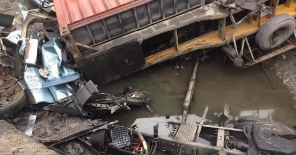 Quảng Ninh: Mất lái, xe đầu kéo đâm vào thành cống khiến tài xế tử vong
