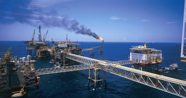 Tin kinh tế 7AM: Giá dầu thế giới tăng sốc, Việt Nam vẫn xuất giá rẻ, cắt sản lượng