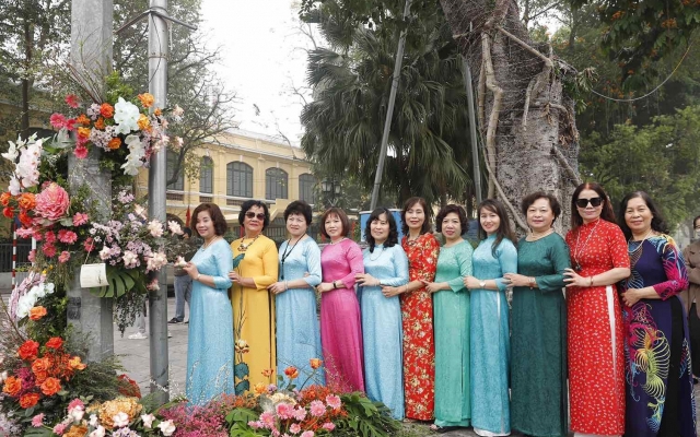 Hơn 100 Cột đèn 'nở hoa' giữa trung tâm Hà Nội