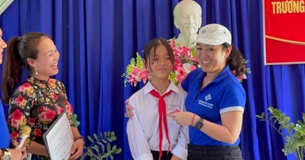 Trao suất học bổng đặc biệt đến hết Đại học cô học sinh nghèo vượt khó tại Quảng Nam