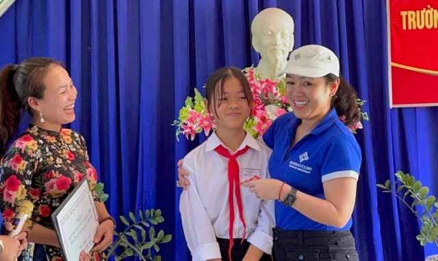 Trao suất học bổng đặc biệt đến hết Đại học cô học sinh nghèo vượt khó tại Quảng Nam