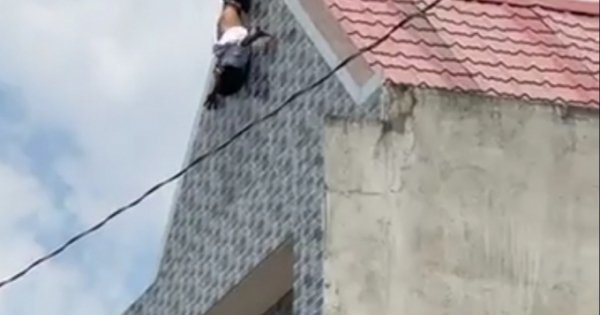 Thanh niên nghi “ngáo đá” leo lên nóc nhà với nhiều hành động nguy hiểm