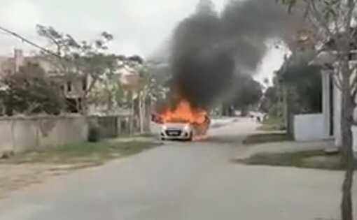 Chủ xe ôm giấy tờ thoát ra khỏi chiếc Hyundai i10 bốc cháy dữ dội