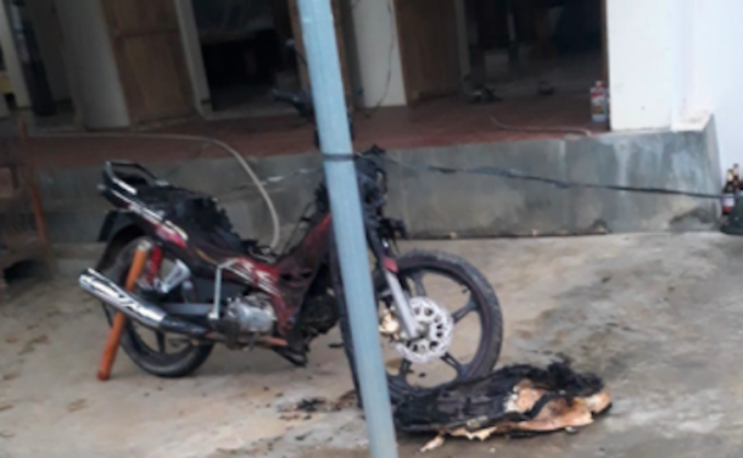 Hình ảnh chiếc xe máy bị cháy do Ngần phòng hoả đốt nhà.
