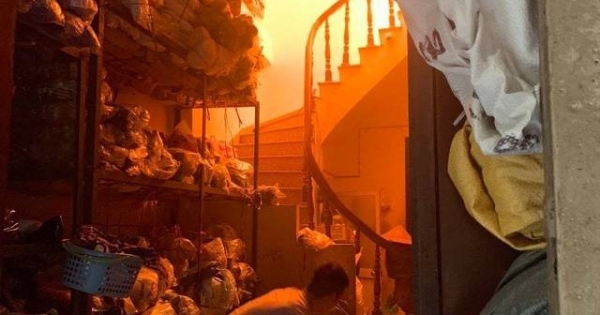 Hà Nội: "Bà hỏa" bất ngờ thiêu cháy 3 căn nhà ở phường Hàng Mã
