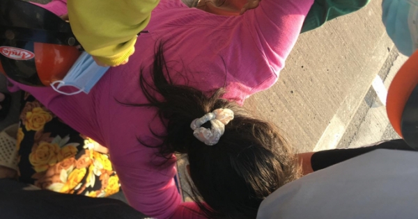 Con gái "khóc ngất" ôm thi thể cha bị tai nạn giao thông ở cầu Phú Mỹ