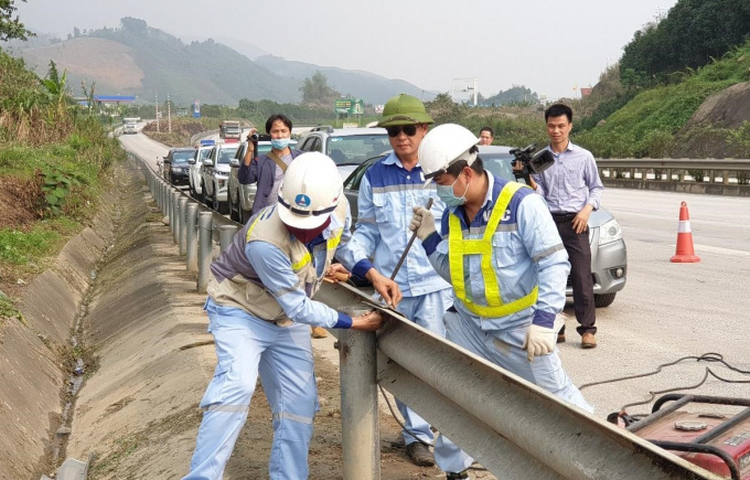 Những hộ lan bị tháo trên cao tốc Nội Bài-Lào Cai đã được phía đơn vị quản lý đường cao tốc xử lý nhằm đảm bảo an toàn giao thông. (Ảnh: CTV/Vietnam+)
