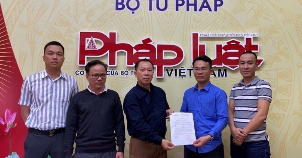 Trao Quyết định giao nhiệm vụ Trưởng VPĐD báo PLVN tại Lâm Đồng