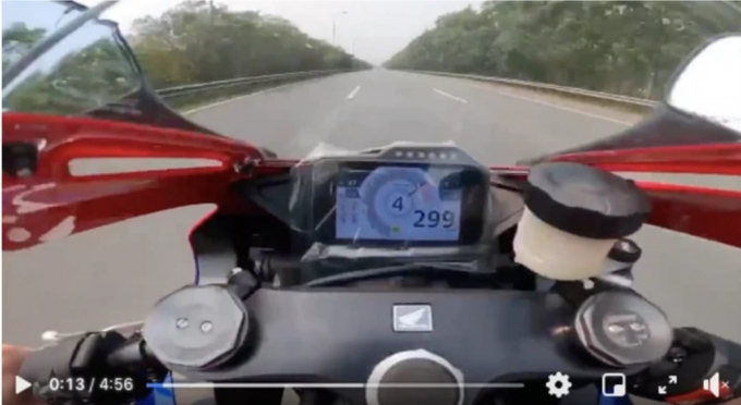 Hình ảnh nam thanh niên điều khiển xe máy đi với vận tốc 299km/h (hình ảnh cắt từ clip).